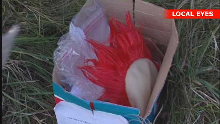 Politiet finder gummimaske med rødt hår
