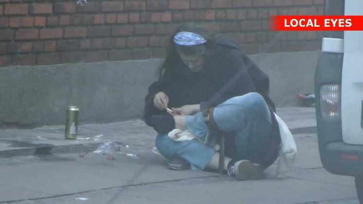 Denne kvinde forsøger at fixe sig i foden på gaden foran Mændenes Hjem på Vesterbro