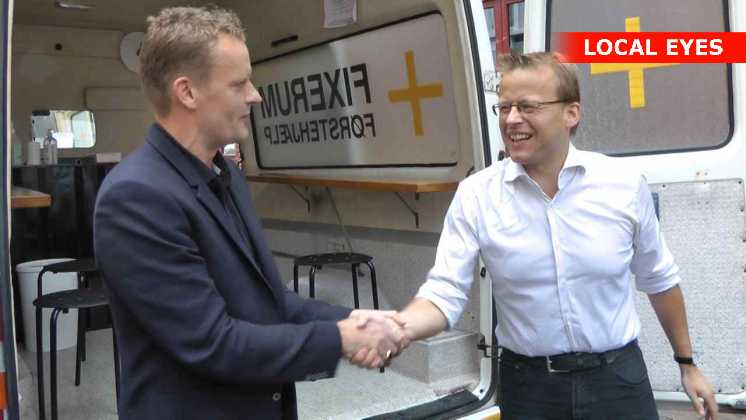 Formanden for foreningen bag de mobile fixerum, Frank Hvam og Socialborgmester Mikkel Warming fejrer et års fødselsdag