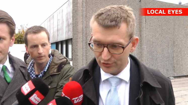 Troels Lund Poulsen blev bombaderet med spørgsmål fra de ventende journalister