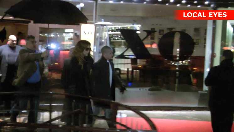Jennifer Lopez går ud af restauranten