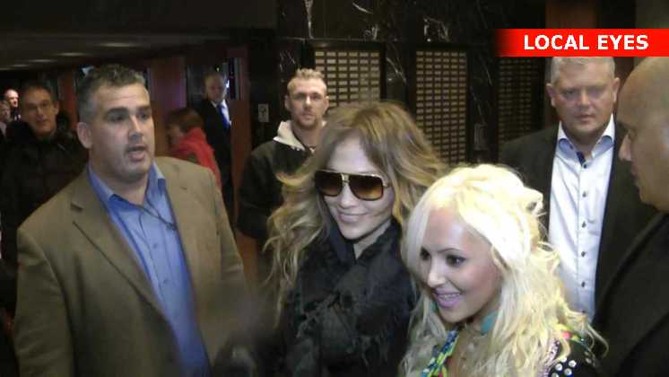 Jennifer Lopez poserede med de ventende fans