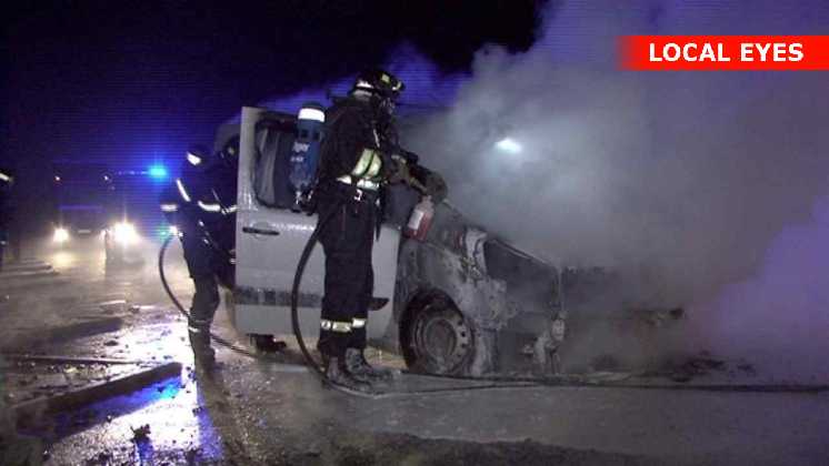 En svensk familie lugtede røg i bilen og kørte ind på rasteplads. Der brød den i flammer