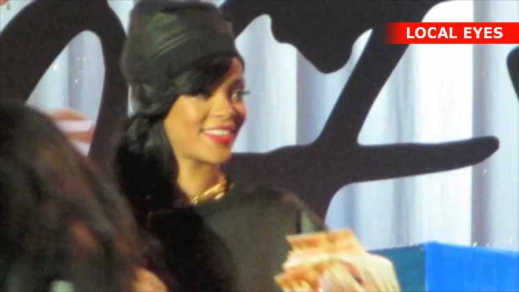 Fans stod i kø i mange timer for at få et kram af selveste Rihanna