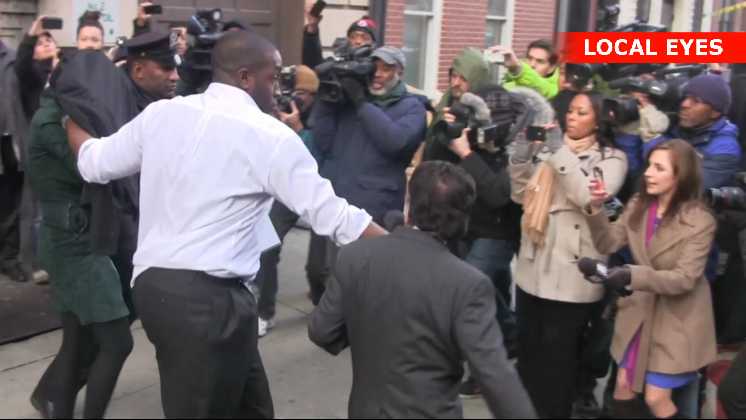 Lindsay Lohan går ud af retsbygningen