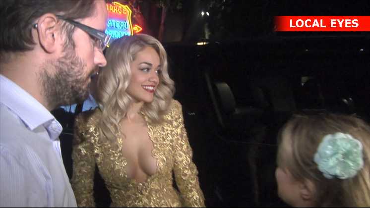 Rita Ora i nedringet guldkjole