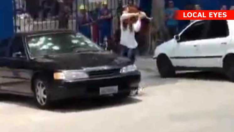 Jaloux kvinde smadrer bil med hammer