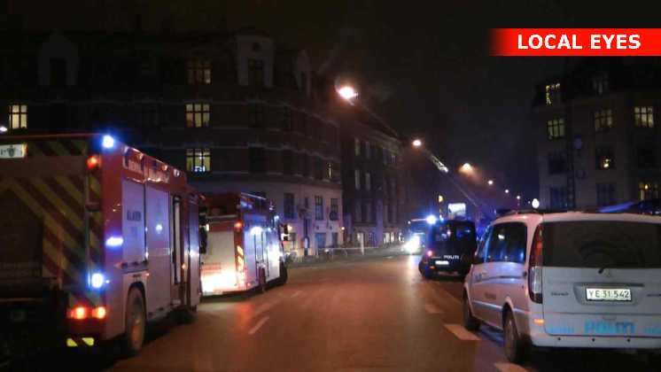 Beboere evakueret under tagbrand i København