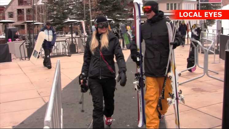 Paris Hilton står på ski med kæresten
