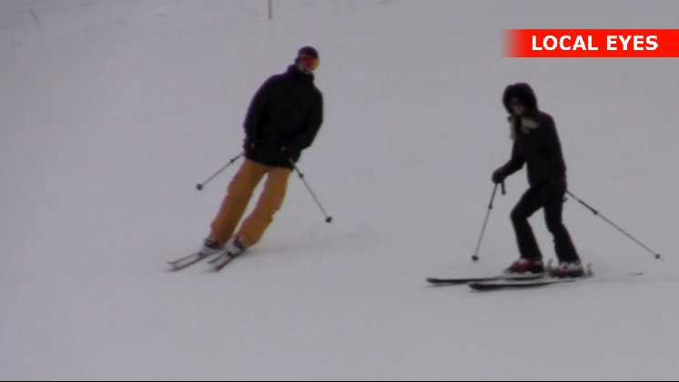 Paris Hilton står på ski med kæresten