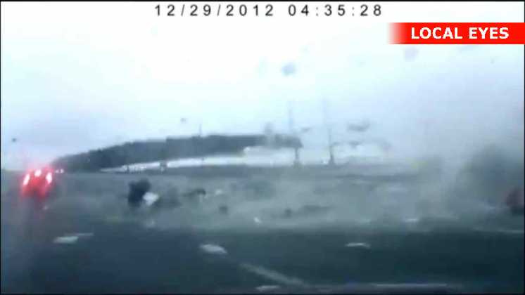 Vragdele fra fly rammer biler på motorvej