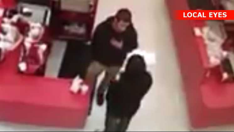 Se overvågningsvideo af Katt Williams overfald på en butiksansat nedenfor