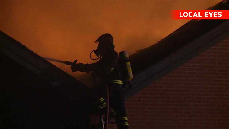 De omkringliggende bygninger blev reddet fra flammerne men fik store skader af røg og sod