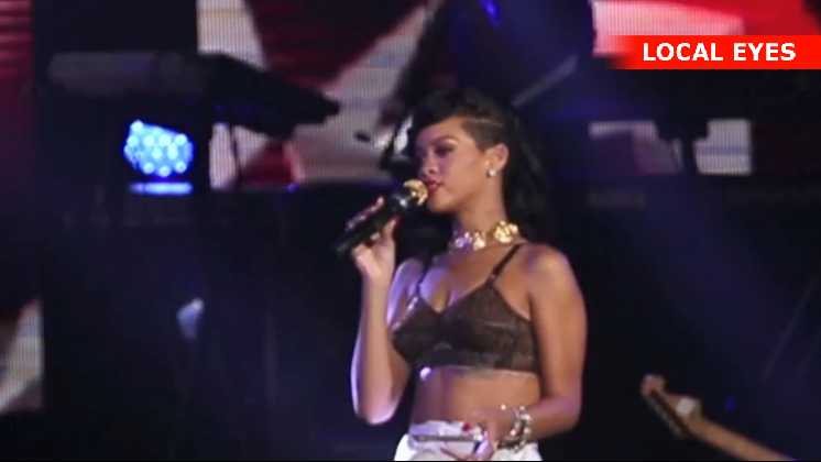 Rihanna kan også vise tænder på scenen. Hun stønnede og bandende, da hun kom ud af takt med bandet under en optræden to dage senere, den 20 november 2012 i Forum i det nordlige London. Se videoen nedenfor!