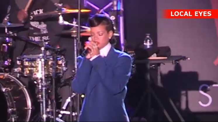 Se videoen nedenfor, hvor Rihanna synger Diamonds under en optræden i Westfield, Stratford City London den 19. november 2012