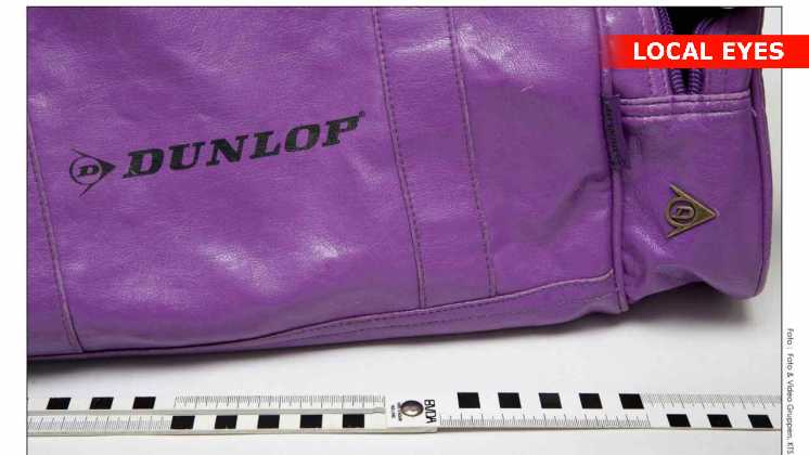 •sportstaske i lilla læder - mrk. ”DUNLOP” – slidt - og den måler 30 cm x 40 cm