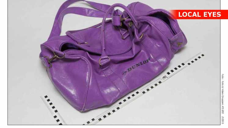 •sportstaske i lilla læder - mrk. ”DUNLOP” – slidt - og den måler 30 cm x 40 cm