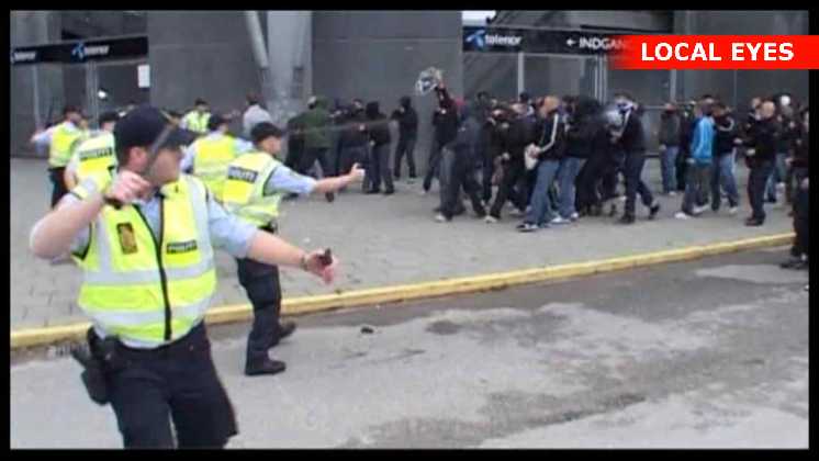 Betjente bruger peberspray mod fodboldbøller