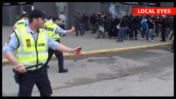 Betjente bruger peberspray mod fodboldbøller
