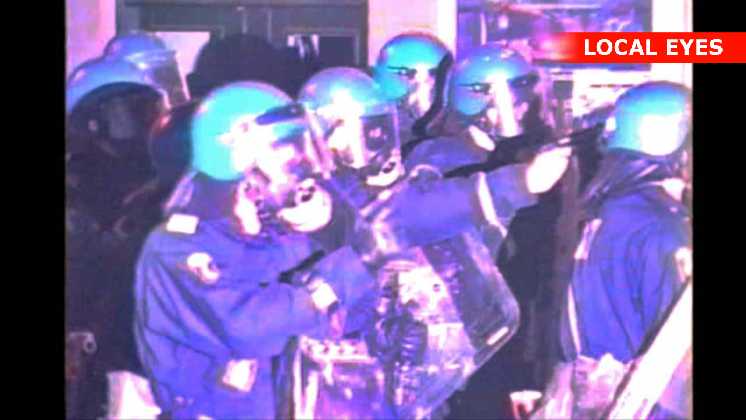 Anden gang betjentene skyder mod demonstranterne