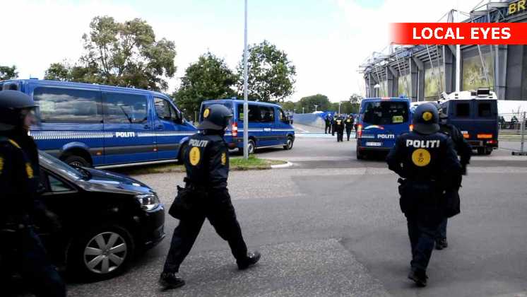 Her overraskes politiet af ca 50 FCK fans som løber igennem bag vognene og vælter hegnet.