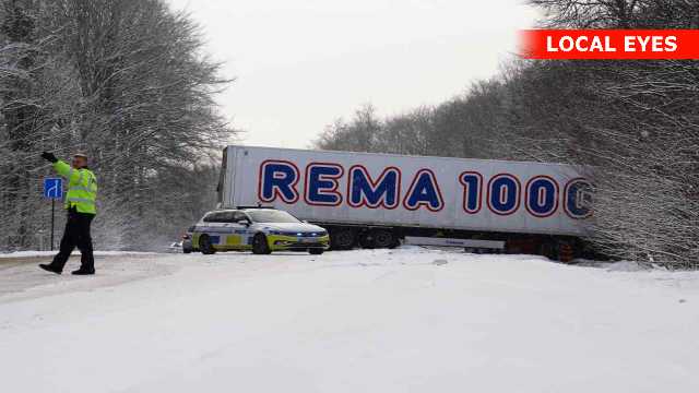 Lastbil kørt i grøften spærrer et spor 