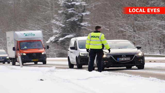 Lastbil kørt i grøften spærrer et spor 