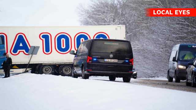 Lastbil kørt i grøften spærrer et spor 