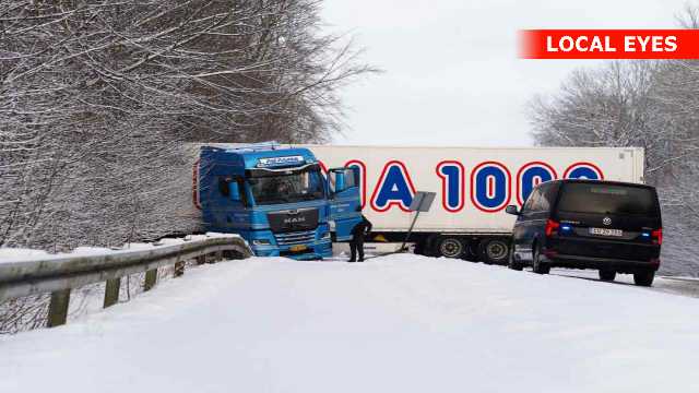 Lastbil kørt i grøften spærrer et spor 