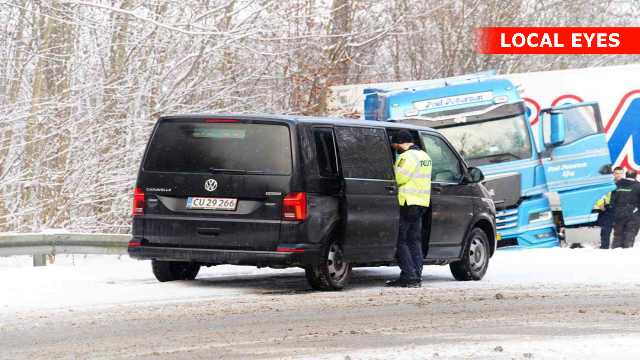 Lastbil kørt i grøften spærrer et spor 