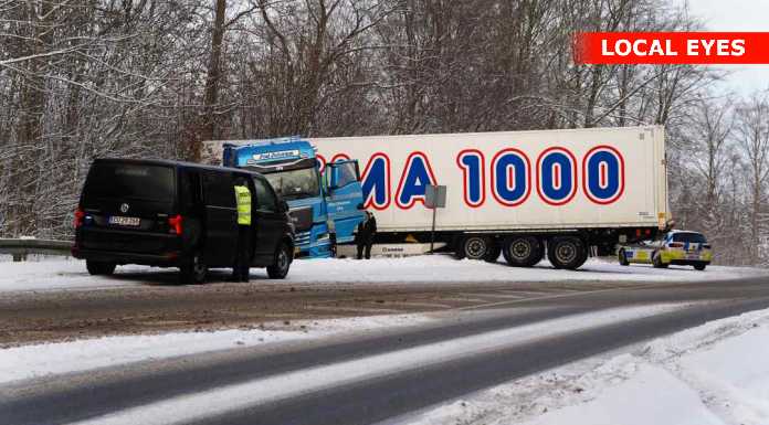 Lastbil kørt i grøften spærrer et spor 