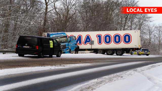 Lastbil kørt i grøften spærrer et spor 