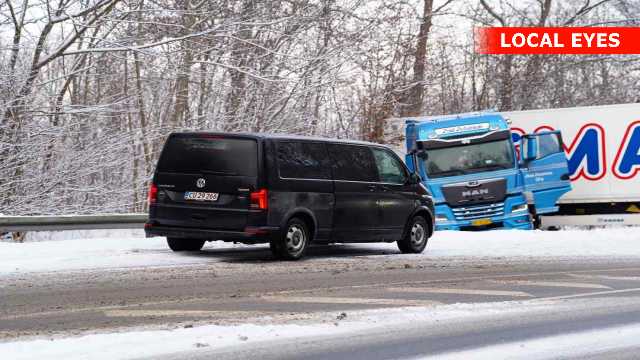 Lastbil kørt i grøften spærrer et spor 