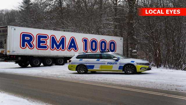 Lastbil kørt i grøften spærrer et spor 