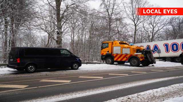 Lastbil kørt i grøften spærrer et spor 