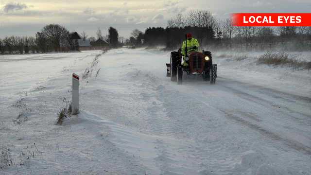 Private hjælper med at rydde vej for sne