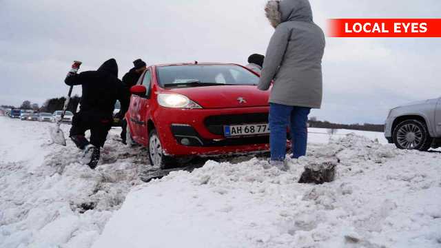 Biler i grøft, snefygning og utålmodige  bilister 
