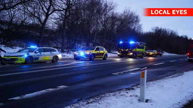 person går igennem isen ved grusgrav