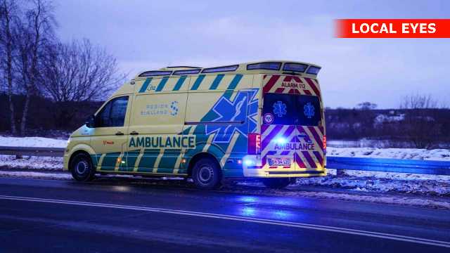 person går igennem isen ved grusgrav