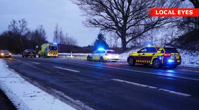 person går igennem isen ved grusgrav