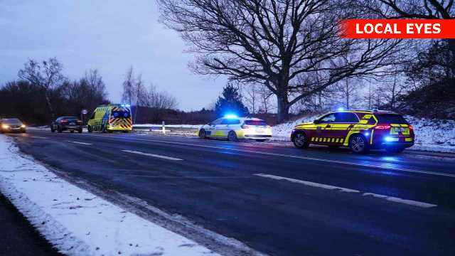 person går igennem isen ved grusgrav