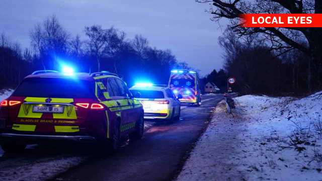 person går igennem isen ved grusgrav