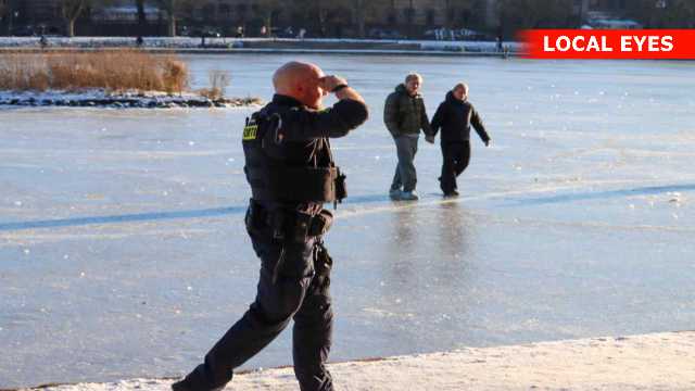 Københavns Politi rydder Sortedams Sø for mennesker på isen kort før kl. 14:00