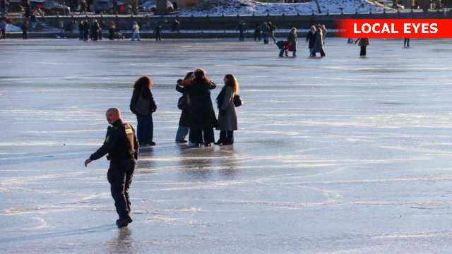 Københavns Politi rydder Sortedams Sø for mennesker på isen kort før kl. 14:00