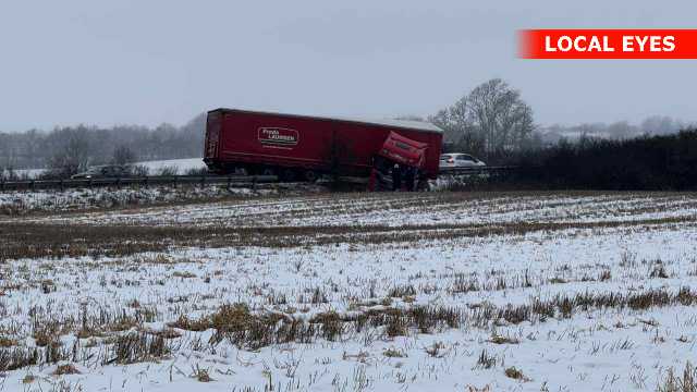 Lastbil kørt igennem autoværnet på motorvej