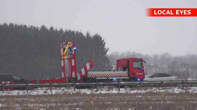 Lastbil kørt igennem autoværnet på motorvej