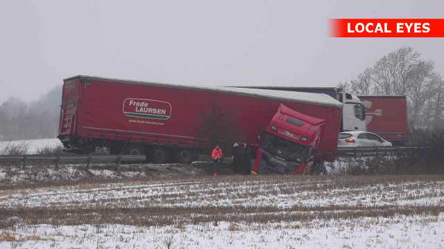 Lastbil kørt igennem autoværnet på motorvej
