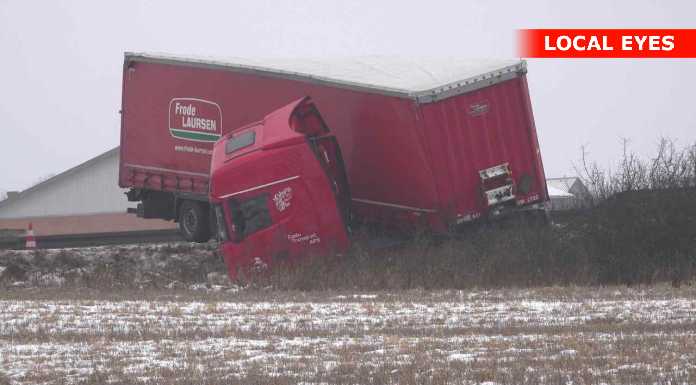 Lastbil kørt igennem autoværnet på motorvej