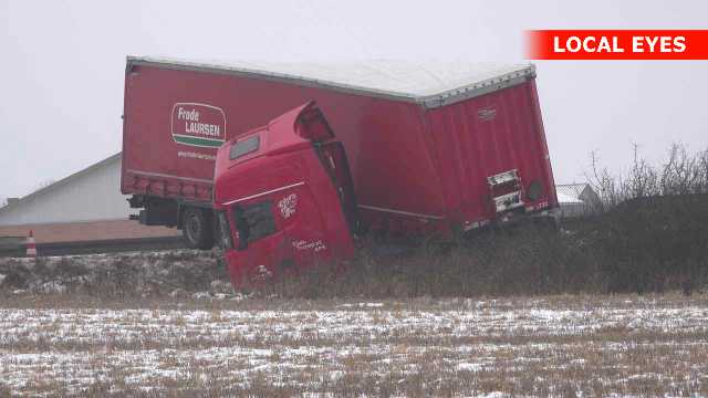 Lastbil kørt igennem autoværnet på motorvej