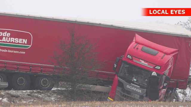 Lastbil kørt igennem autoværnet på motorvej